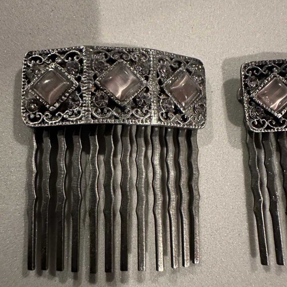 Beautiful hair combs with three stones. 1-1/2” wide and long.